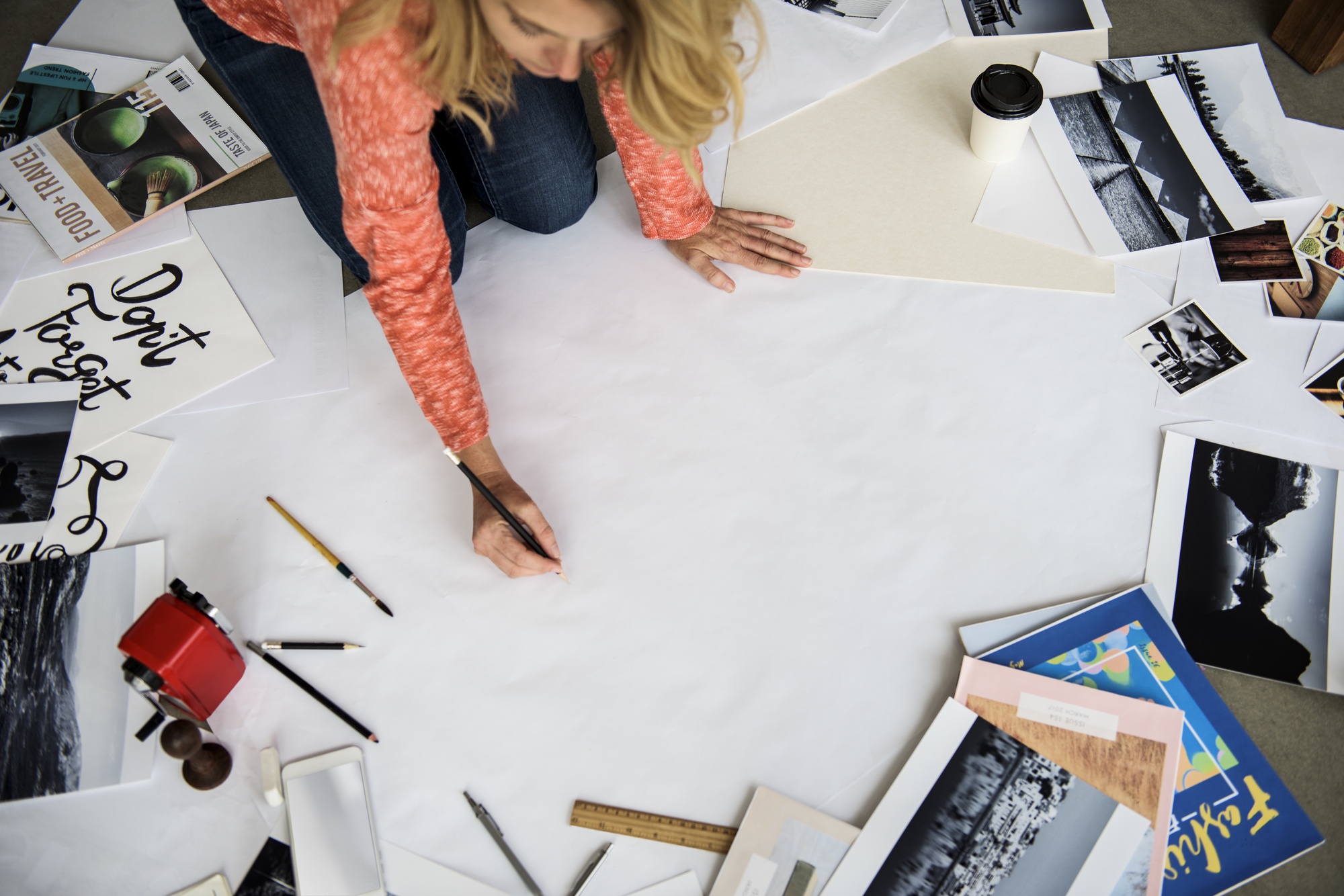 zespół pracujący nad wzorami haftu