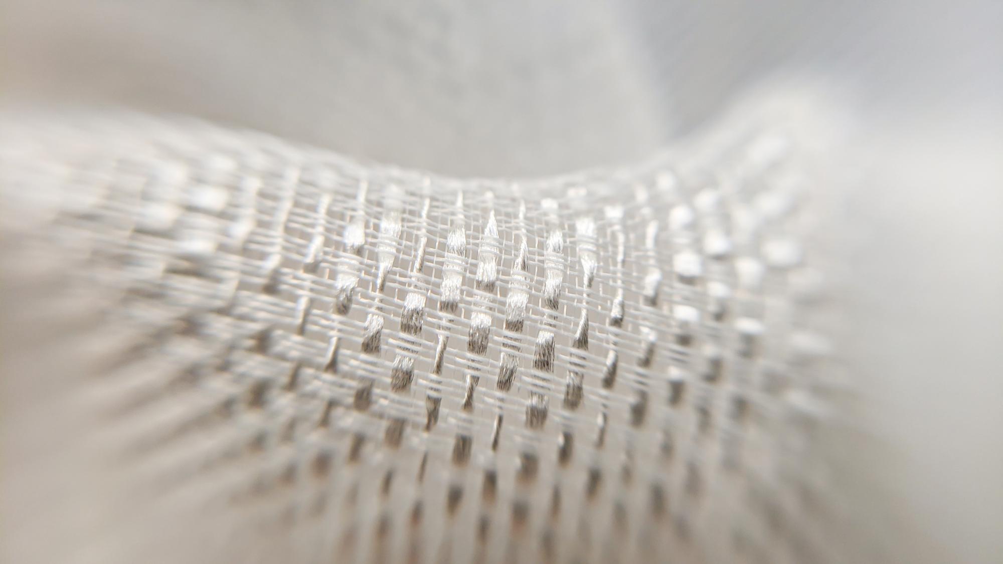 haftowane detale na bawełnianej tkaninie